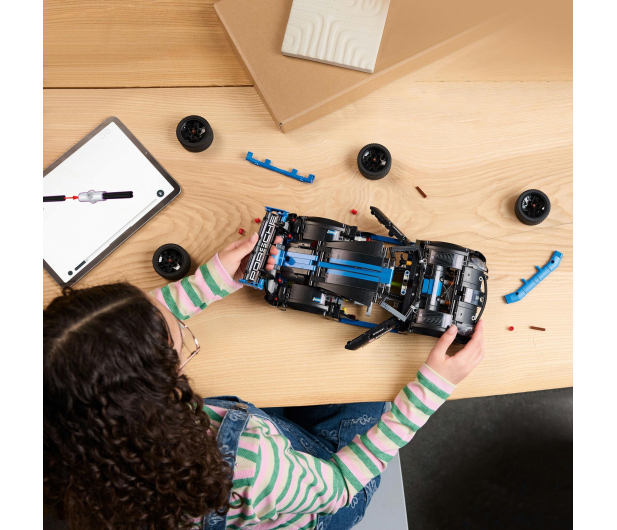 LEGO Technic 42176 Samochód wyścigowy Porsche GT4 e-Performance - 1266102 - zdjęcie 9